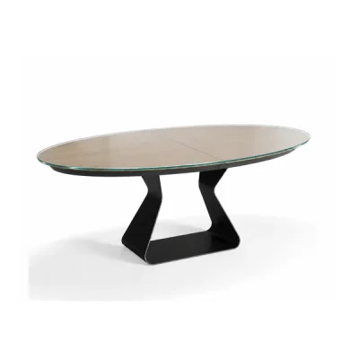 Cristal ovalado apoyado sobre una mesa con base completa